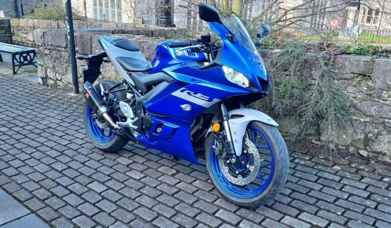 
								2021 Yamaha YZF-R3 full									