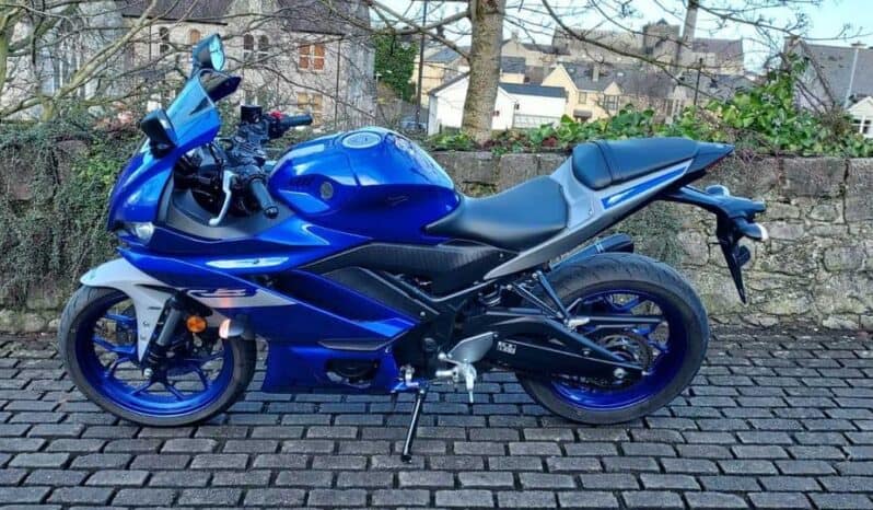 
								2021 Yamaha YZF-R3 full									